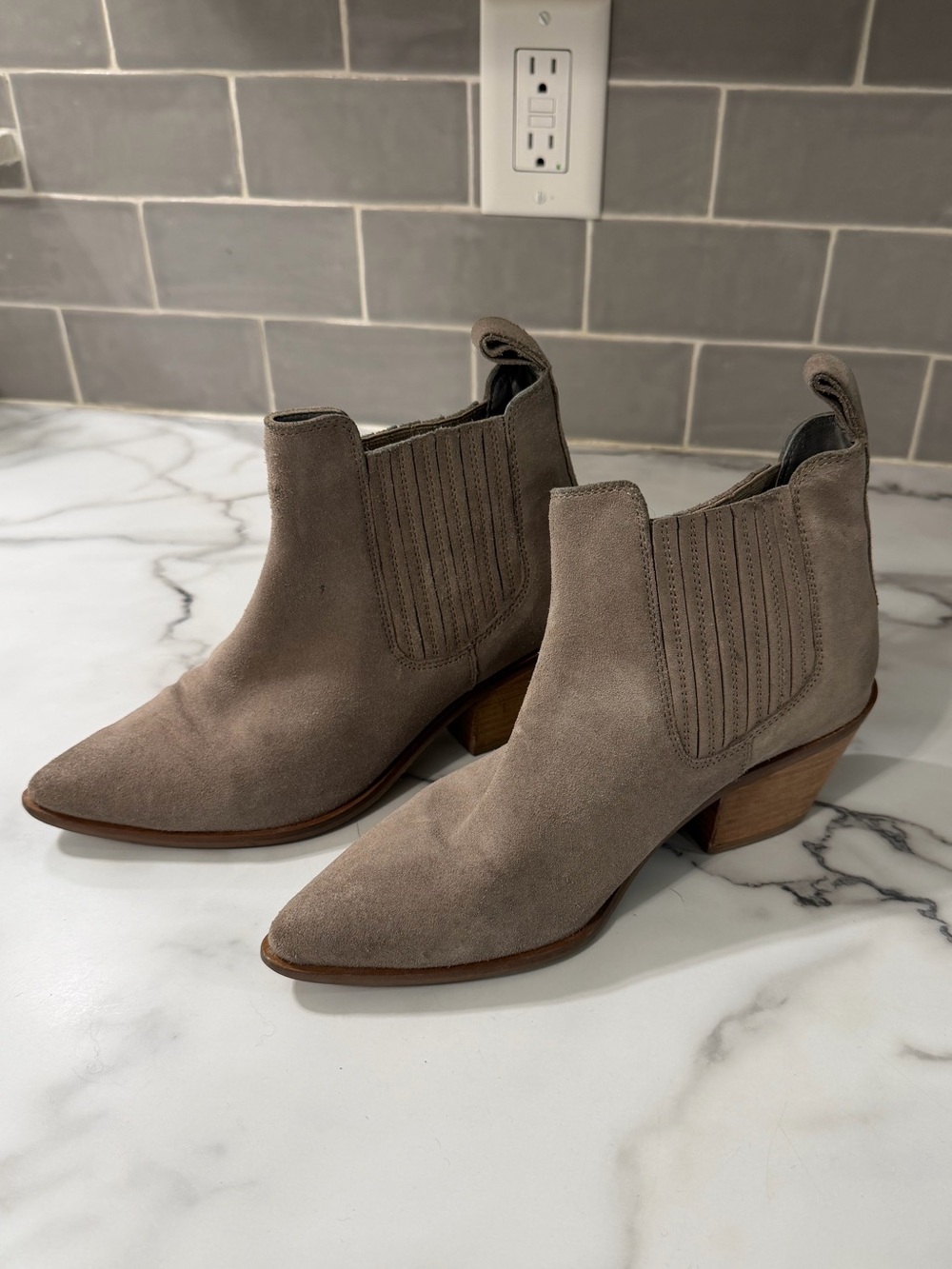 Seychelles Wanderlust Ankle Bootie in Taupe, size 7.5